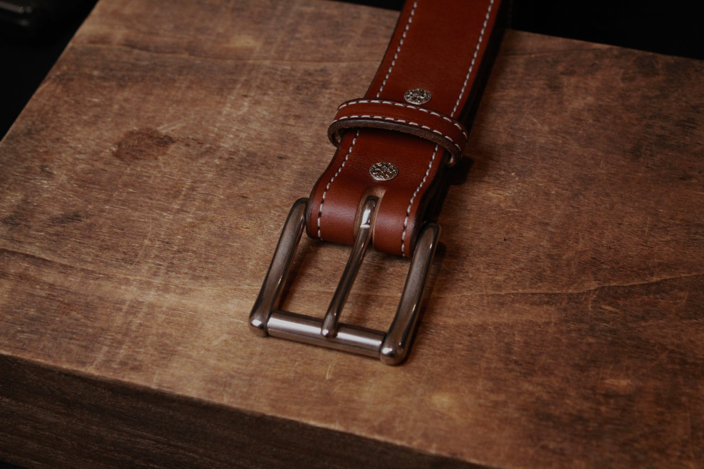 mens leather belt, brown, top right view