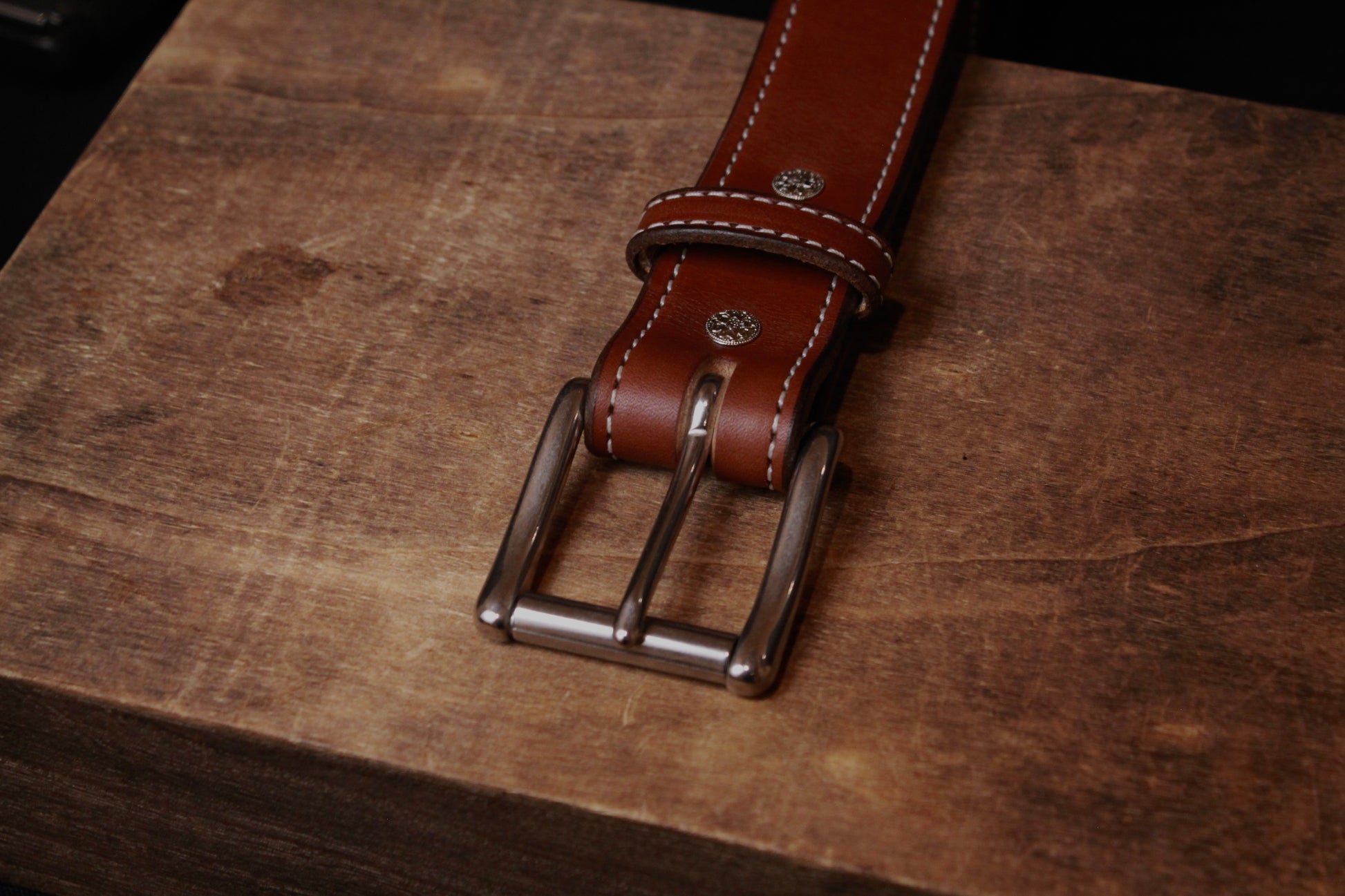 mens leather belt, brown, top right view